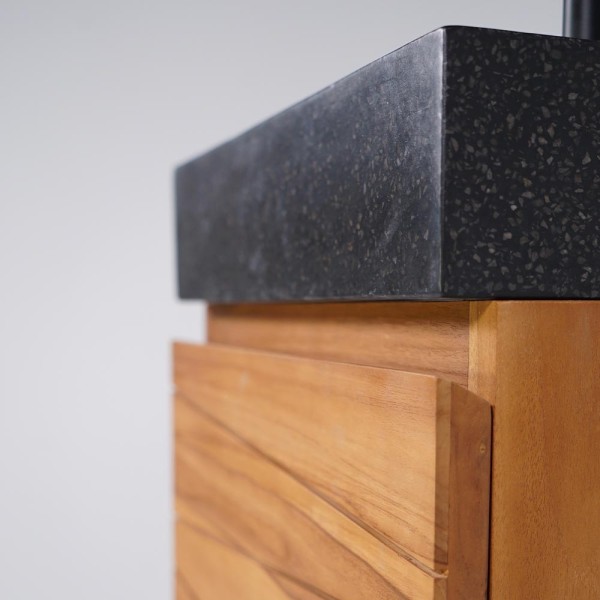 Hangwastafel van massief teakhout met zwart terrazzo wastafelblad - Rehana