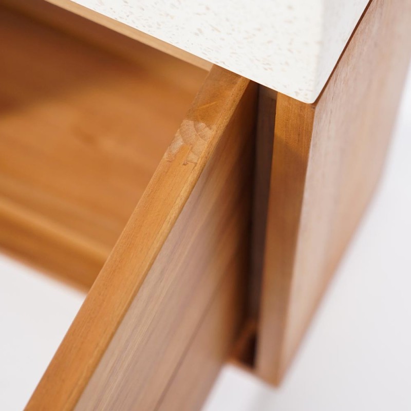 Hangwastafel van massief teakhout met witte terrazzowastafel - Tanvi