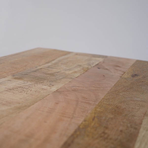 Houten salontafel met metalen onderstel en frame