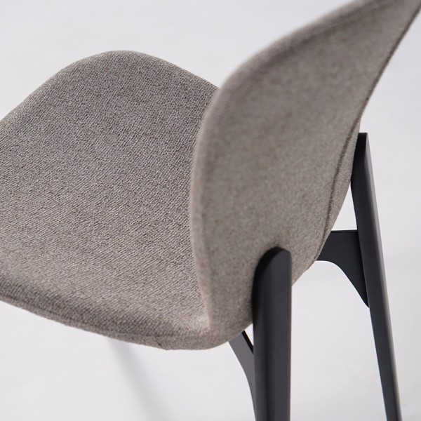 Eetkamerstoel in beige bouclé stof en zwarte essenhouten poten - Paragon