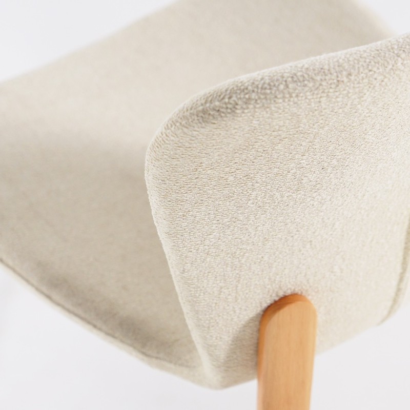 Eetkamerstoel met witte bouclé stof en licht essenhouten poten - Paragon