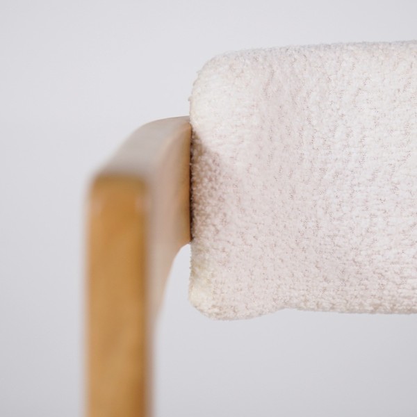 Houten stoel met witte bouclette stof - Eira
