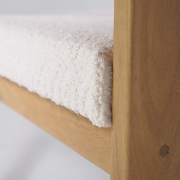 Houten stoel met witte bouclette stof - Eira