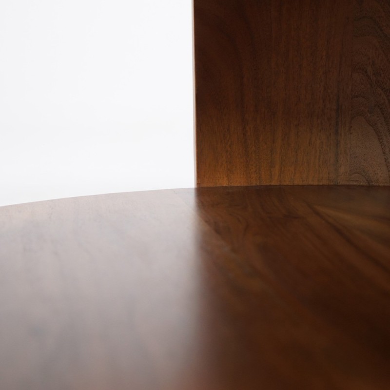 Design salontafel in massief hout met een travertin marmeren blad