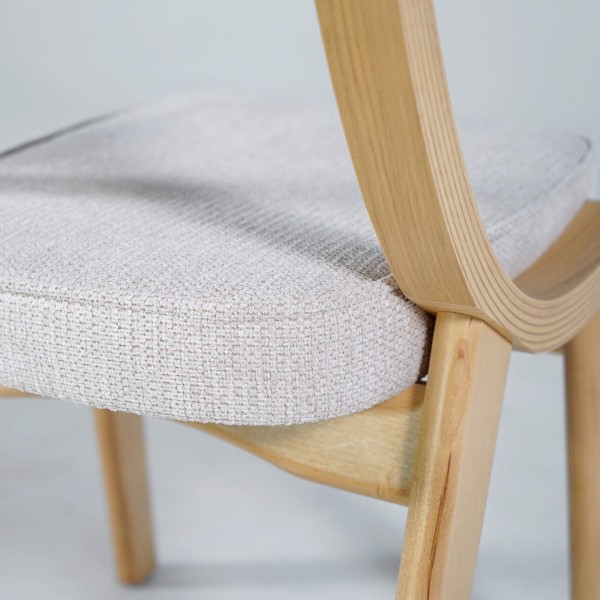 Eetkamerstoel in naturel eik en beige stof – Svea