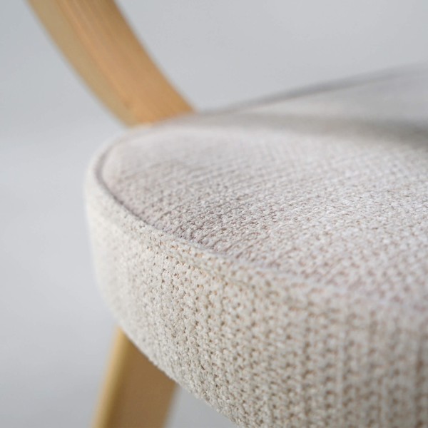 Eetkamerstoel in naturel eik en beige stof – Svea