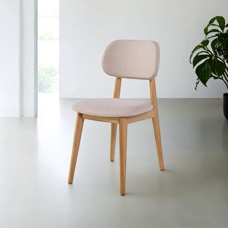 Stoel in massief eikenhout en beige stof – Skaga