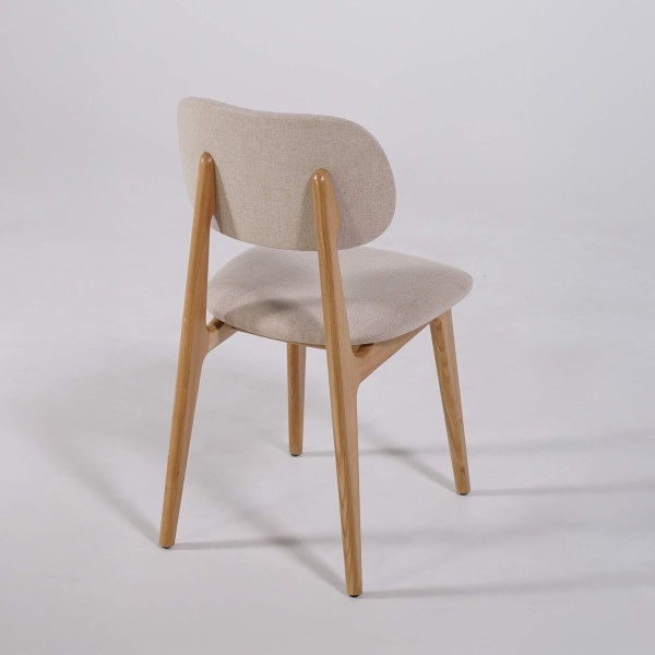 Stoel in massief eikenhout en beige stof – Skaga