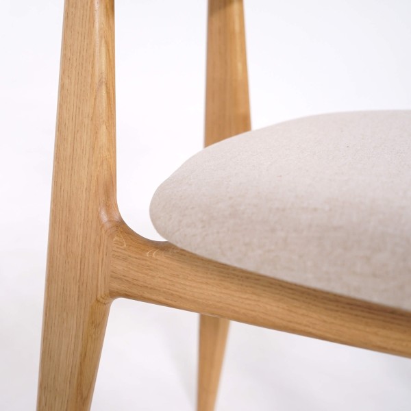 Stoel in massief eikenhout en beige stof – Skaga