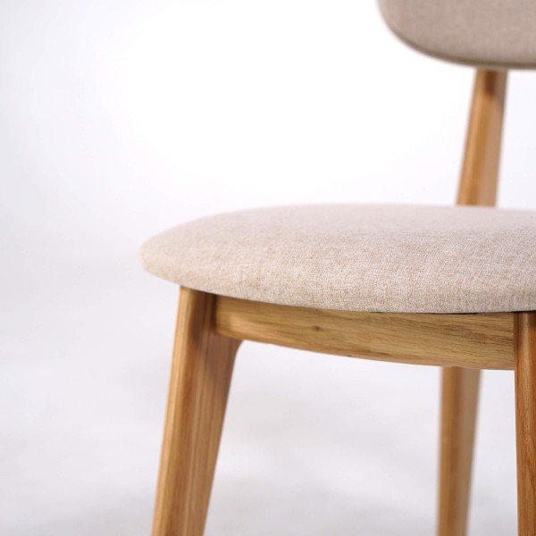 Stoel in massief eikenhout en beige stof – Skaga