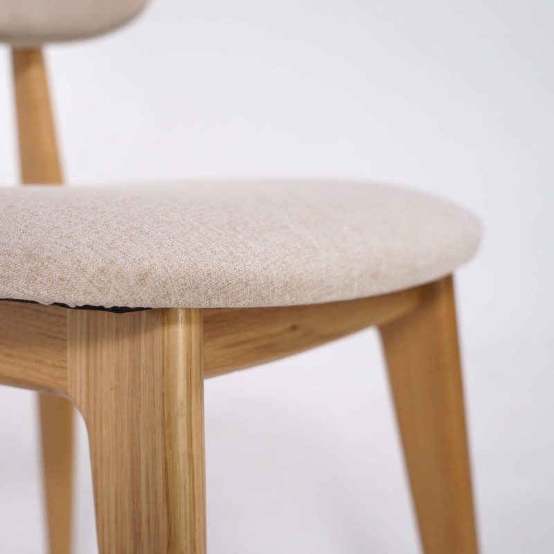 Stoel in massief eikenhout en beige stof – Skaga