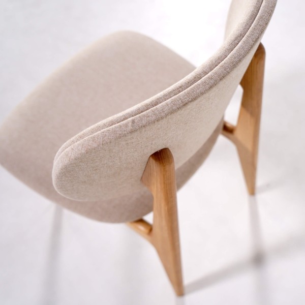 Stoel in massief eikenhout en beige stof – Skaga
