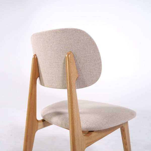 Stoel in massief eikenhout en beige stof – Skaga