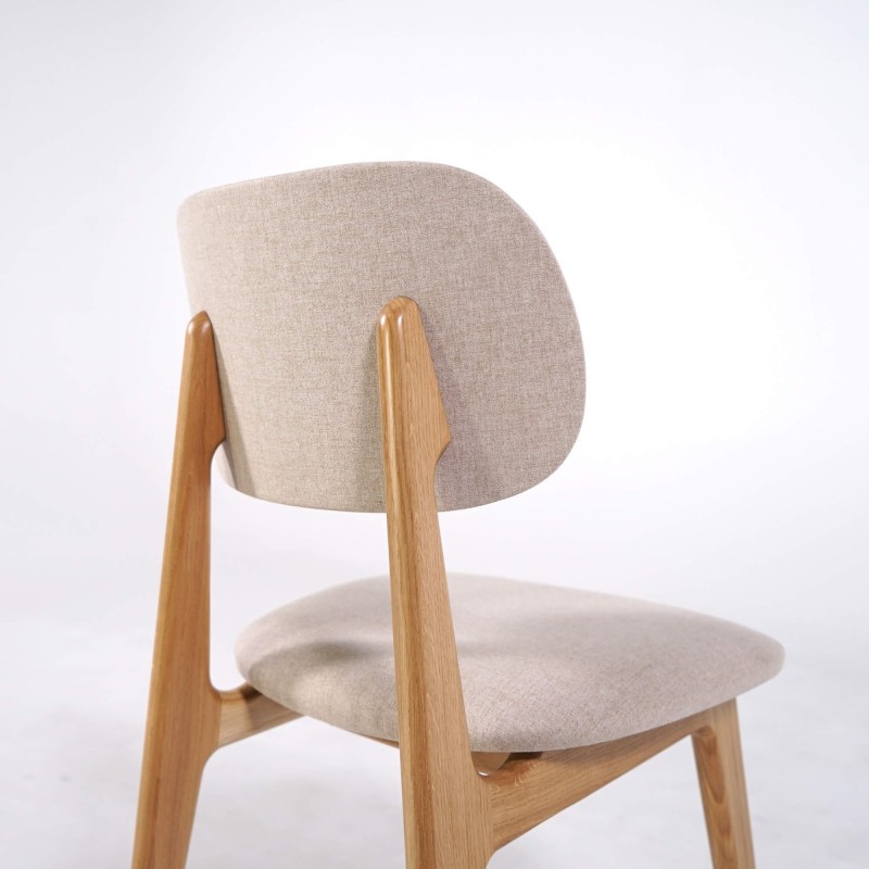 Stoel in massief eikenhout en beige stof – Skaga
