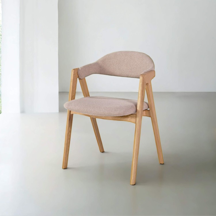 Stoel in natuurlijk hout en beige bouclé stof – Lykke