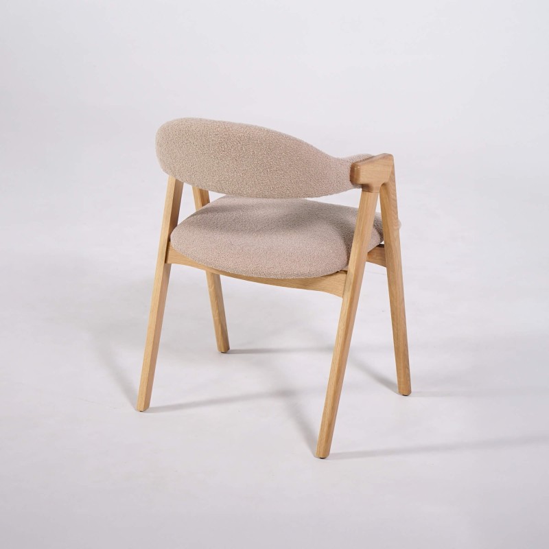 Stoel in natuurlijk hout en beige bouclé stof – Lykke
