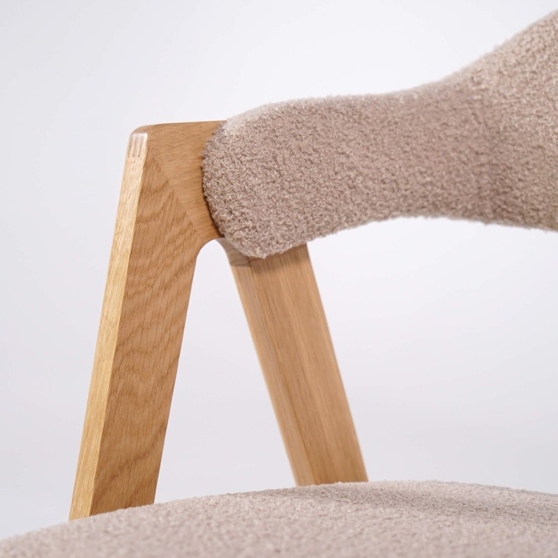 Stoel in natuurlijk hout en beige bouclé stof – Lykke