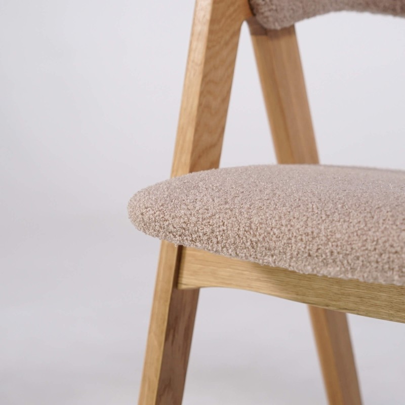 Stoel in natuurlijk hout en beige bouclé stof – Lykke