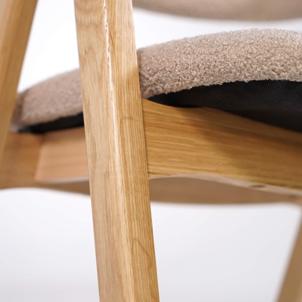 Stoel in natuurlijk hout en beige bouclé stof – Lykke