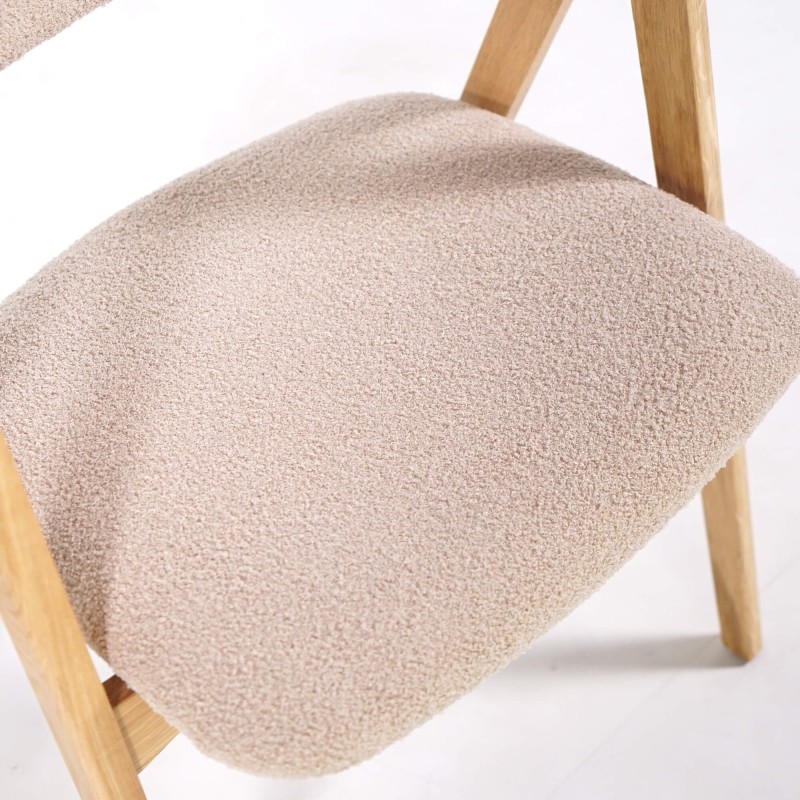 Stoel in natuurlijk hout en beige bouclé stof – Lykke