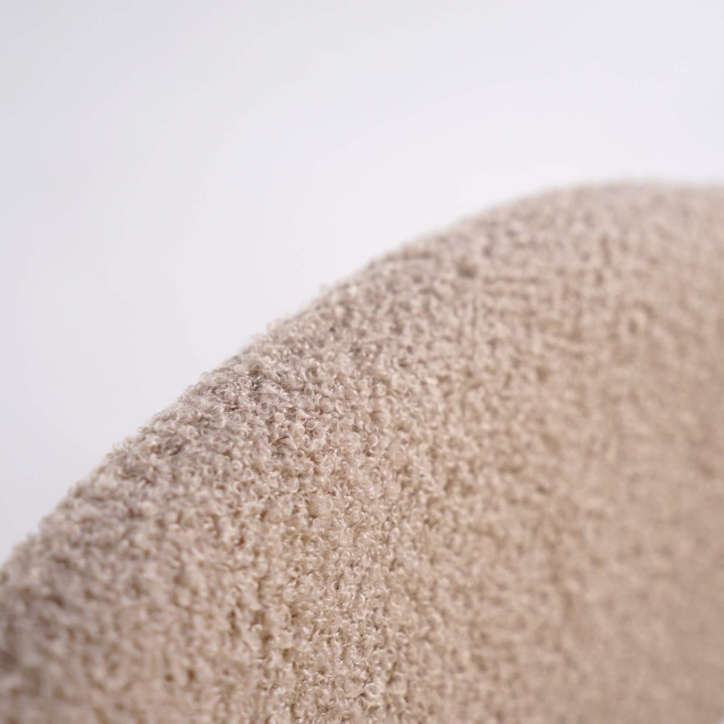 Stoel in natuurlijk hout en beige bouclé stof – Lykke