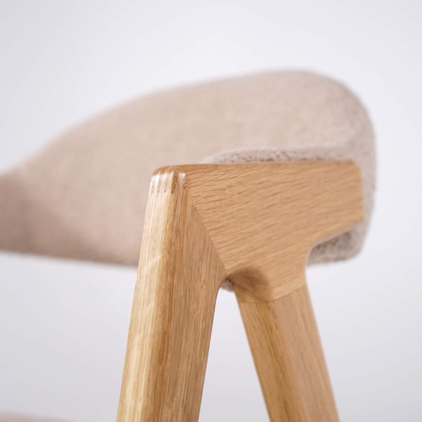 Stoel in natuurlijk hout en beige bouclé stof – Lykke