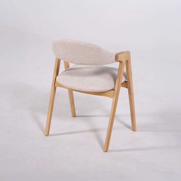 Stoel in natuurlijk hout en witte bouclé stof – Lykke