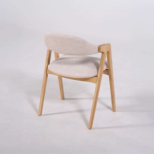 Stoel in natuurlijk hout en witte bouclé stof – Lykke