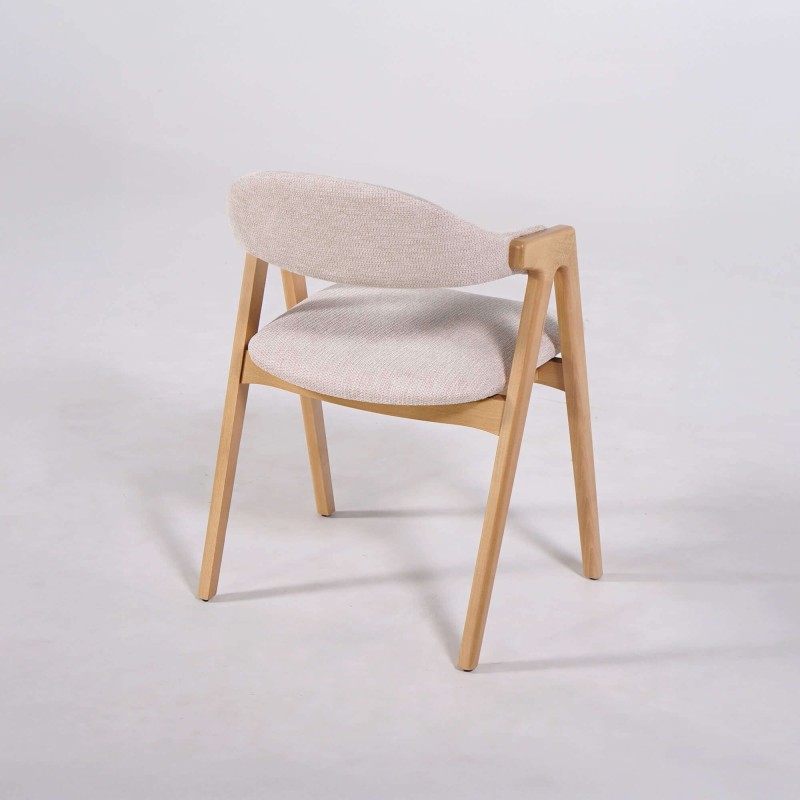 Stoel in natuurlijk hout en witte bouclé stof – Lykke