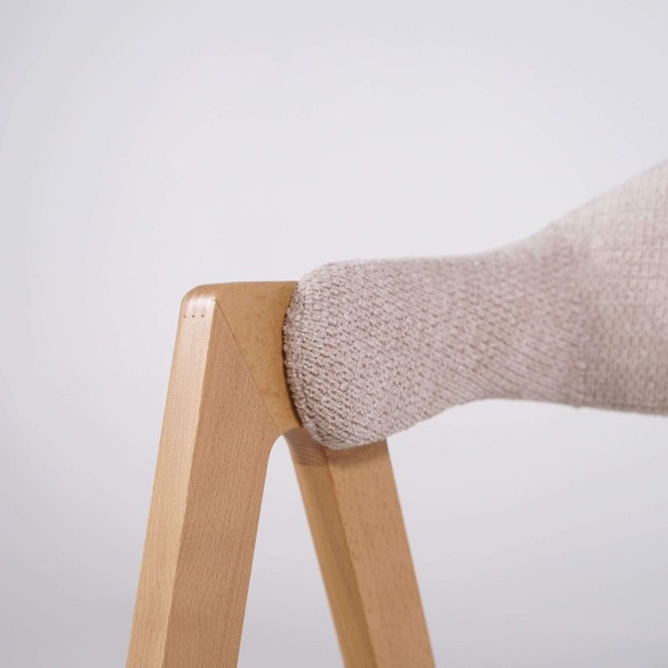 Stoel in natuurlijk hout en witte bouclé stof – Lykke