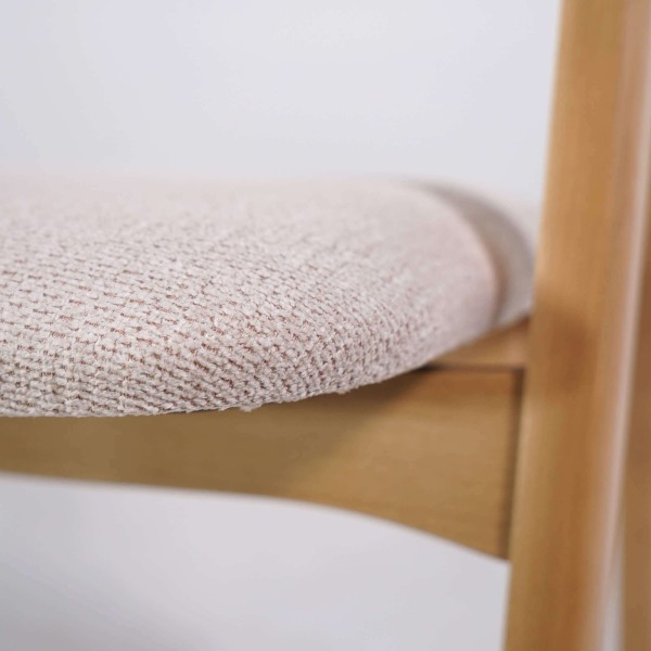 Stoel in natuurlijk hout en witte bouclé stof – Lykke