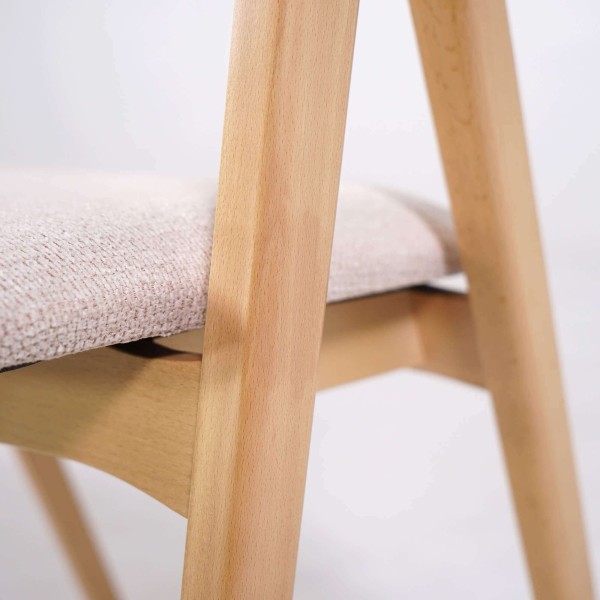 Stoel in natuurlijk hout en witte bouclé stof – Lykke