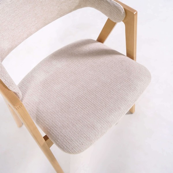 Stoel in natuurlijk hout en witte bouclé stof – Lykke