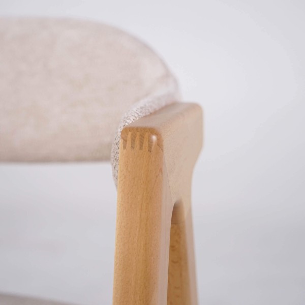 Stoel in natuurlijk hout en witte bouclé stof – Lykke