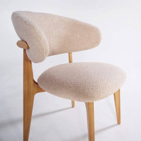 Stoel in massief eikenhout en beige stof – Lunna