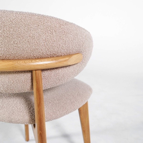 Stoel in massief eikenhout en beige stof – Lunna