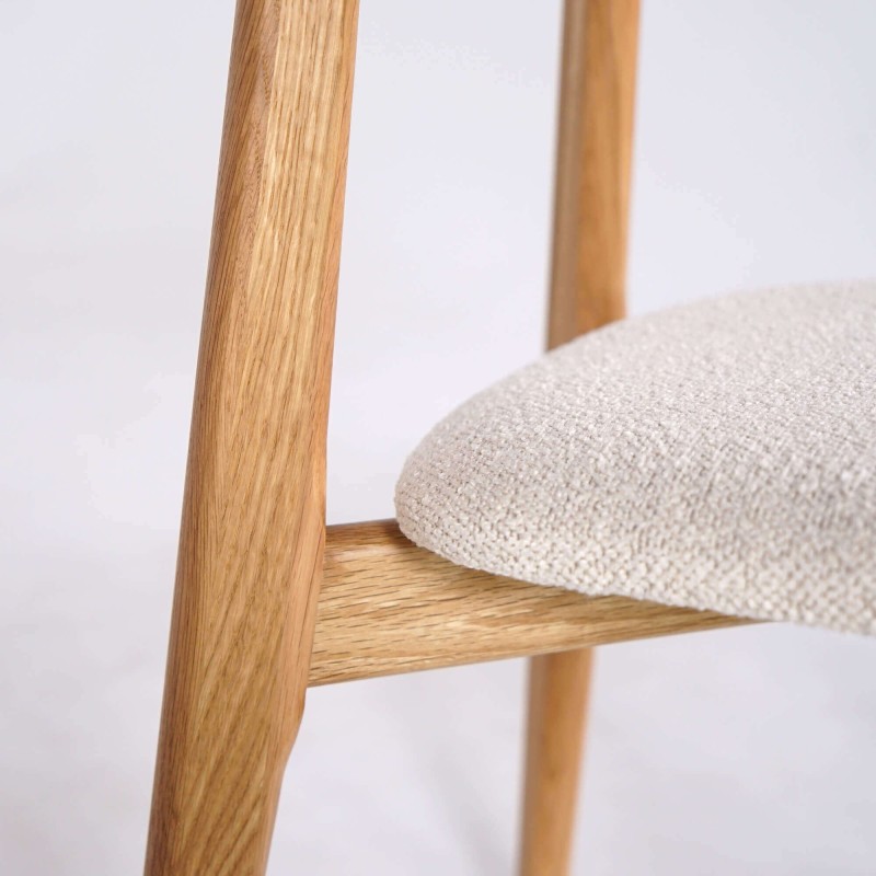 Eetkamerstoel in naturel eikenhout en witte bouclé stof – Elim