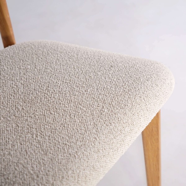 Eetkamerstoel in naturel eikenhout en witte bouclé stof – Elim