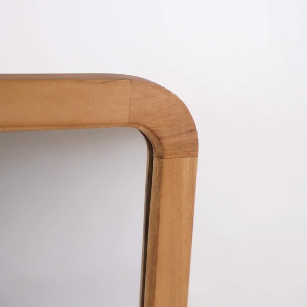 Rechthoekige spiegel in teakhout met legplank