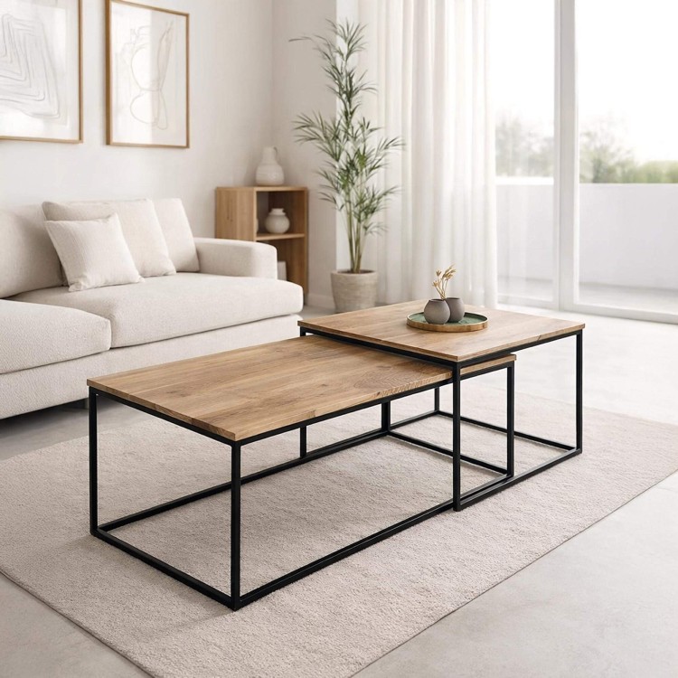 Set van twee ronde bijzettafels met massief houten tafelblad en metalen onderstel