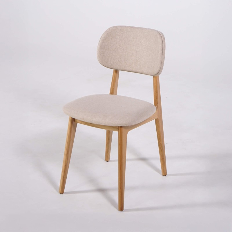 Stoel in massief eikenhout en beige stof – Skaga