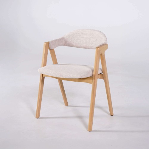 Stoel in natuurlijk hout en witte bouclé stof – Lykke