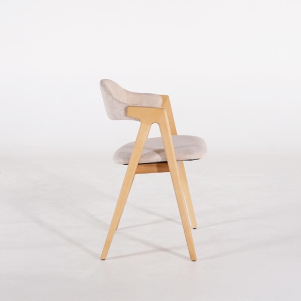 Stoel in natuurlijk hout en beige bouclé stof – Lykke