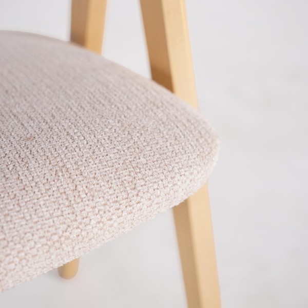 Stoel in natuurlijk hout en beige bouclé stof – Lykke