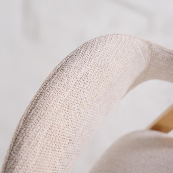 Stoel in natuurlijk hout en beige bouclé stof – Lykke