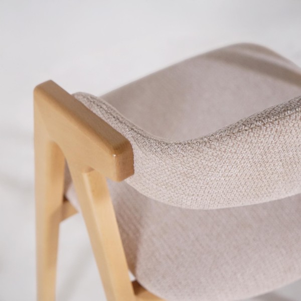 Stoel in natuurlijk hout en beige bouclé stof – Lykke
