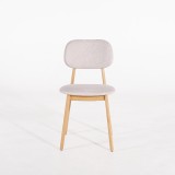 Stoel in massief eikenhout en beige stof – Skaga