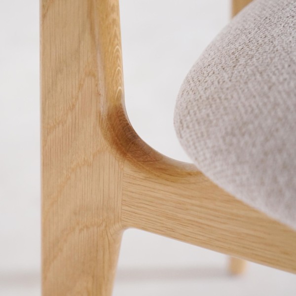 Stoel in massief eikenhout en beige stof – Skaga