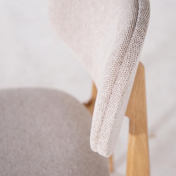 Stoel in massief eikenhout en beige stof – Skaga