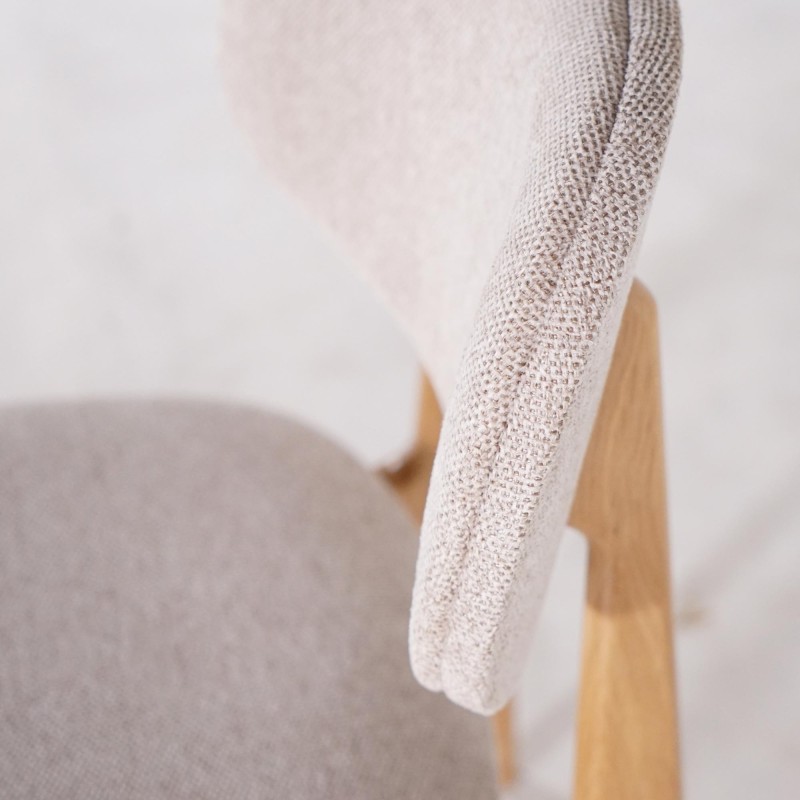 Stoel in massief eikenhout en beige stof – Skaga